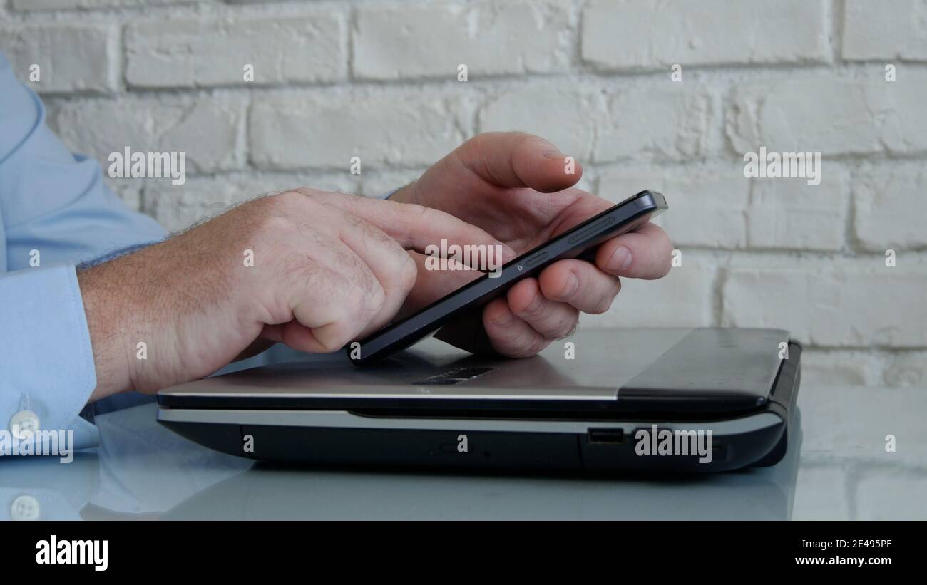 Geschäftsmann, der von zu Hause aus arbeitet, verwenden Sie mobile und Internet-Verbindung Zugriff von Fernfirma Büro Netzwerk-Informationen Stockfoto