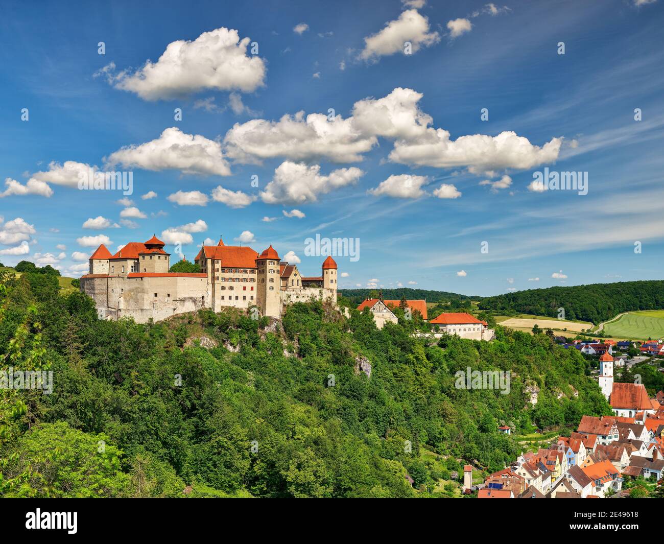 Festung, Burg, Wallanlage, Türme, Burgmauer, Fluss, fließendes Wasser, Steinbrücke, Brücke, historisches Gebäude, historische Altstadt, historisches Wahrzeichen, Altstadt, Touristenattraktion, schöne Aussicht, Aussichtspunkt, Wanderweg, Schwäbische Alb Nordrandweg, Fränkischer Weg, Fränkischer Waldverband, Fränkischer Schweiz -Verein, Fränkischer Albverein, Main-Donau-Weg, Ferienregion Donau-Ries Stockfoto