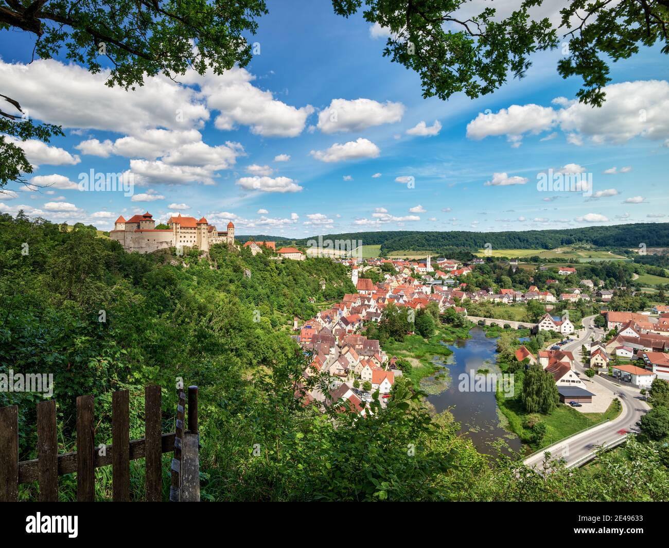 Festung, Burg, Wallanlage, Türme, Burgmauer, Fluss, fließendes Wasser, Steinbrücke, Brücke, historisches Gebäude, historische Altstadt, historisches Wahrzeichen, Altstadt, Touristenattraktion, schöne Aussicht, Aussichtspunkt, Wanderweg, Schwäbische Alb Nordrandweg, Fränkischer Weg, Fränkischer Waldverband, Fränkischer Schweiz -Verein, Fränkischer Albverein, Main-Donau-Weg, Ferienregion Donau-Ries Stockfoto