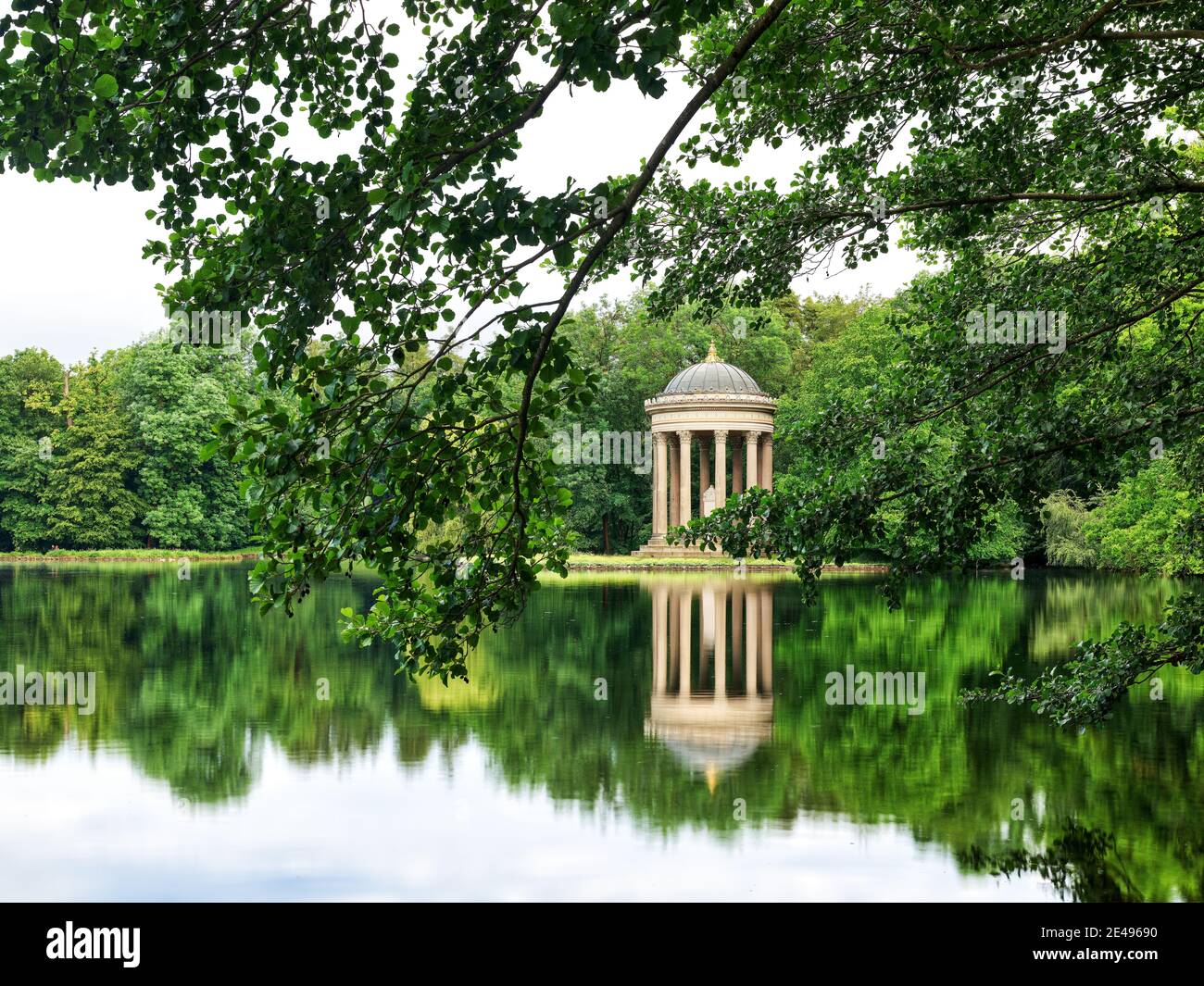 Staatliche Hauptstadt, Park, Schlosspark, monopteros, Denkmal, aufgeführt, Sehenswürdigkeit, See, stehendes Wasser, Tempel des Apollo, Landschaftsgarten, Barockgarten, französischer Garten, königlicher Lustpalast, Bäume, Wald Stockfoto