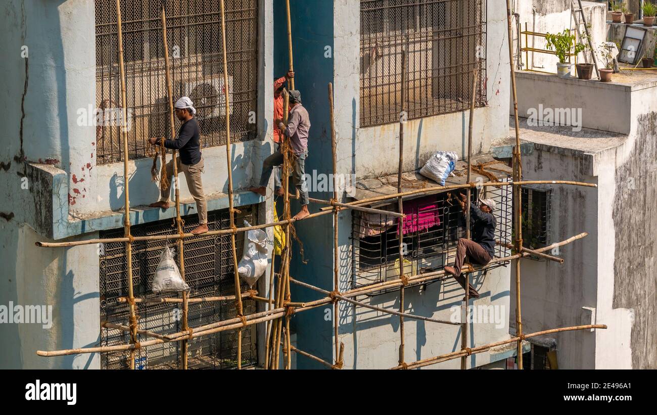 MUMBAI, INDIEN - 17. Dezember 2020 : Bauarbeiter bauen eine Bambusstruktur auf einer Gebäudewand, um die Instandhaltung des Gebäudes zu initiieren. Keine Prote Stockfoto