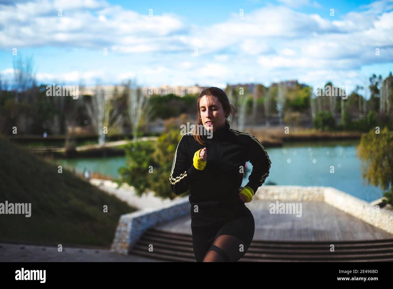 Laufsportler läuft auf Treppen. Frau Fitness Jogging Workout Konzept. Stockfoto