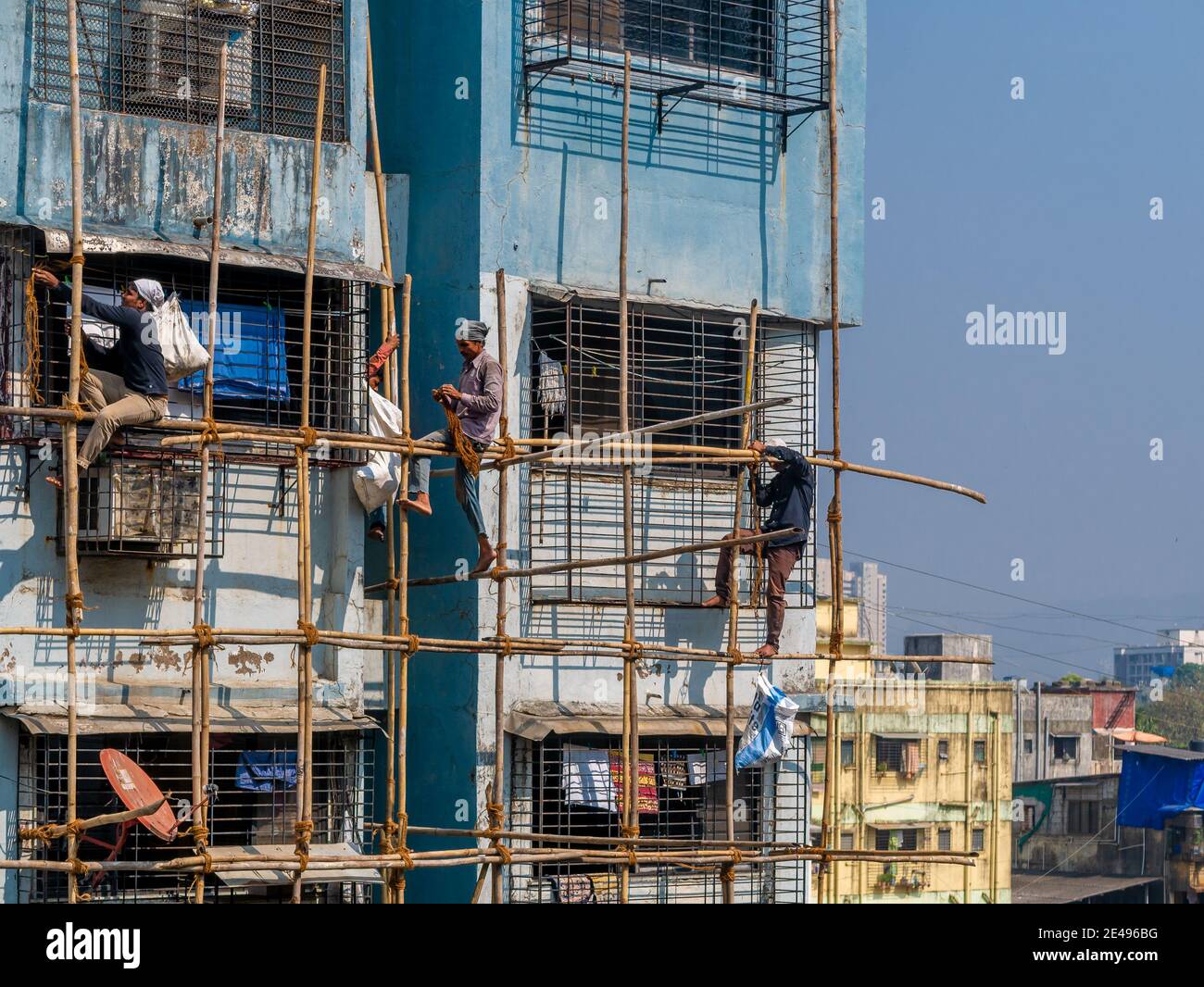 MUMBAI, INDIEN - 17. Dezember 2020 : Bauarbeiter bauen eine Bambusstruktur auf einer Gebäudewand, um die Instandhaltung des Gebäudes zu initiieren. Keine Prote Stockfoto