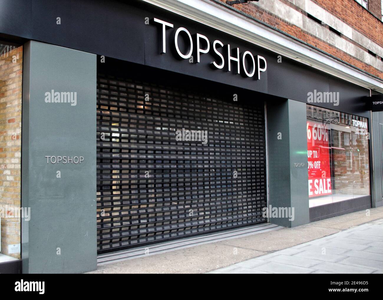 Blick auf einen geschlossenen Topshop-Laden in der Nähe von Marble Arch.die  Modekette Next hat aus den Gesprächen über den Kauf von Handelsmarken  Topshop und Topman aus der Verwaltung gezogen. Es wurde gedacht, um die  Frontrunner zu ...