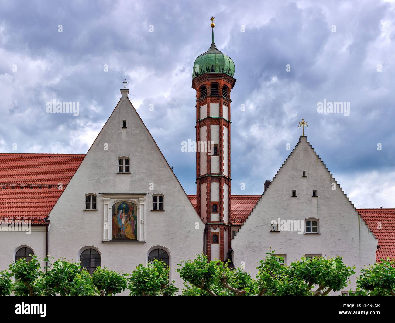 Historisches Gebäude, Kloster, Klostergebäude, Platz, Platanen, Turm, Kirchturm, historische Altstadt, historische Sehenswürdigkeit, Altstadt, Sehenswürdigkeit Stockfoto