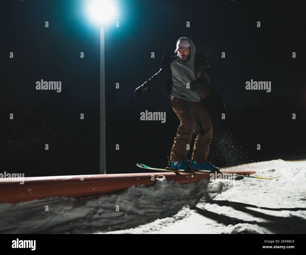 Stilvolles Freestyle-Gleichgewicht auf Schienen im Stadtpark bei Nacht Stockfoto