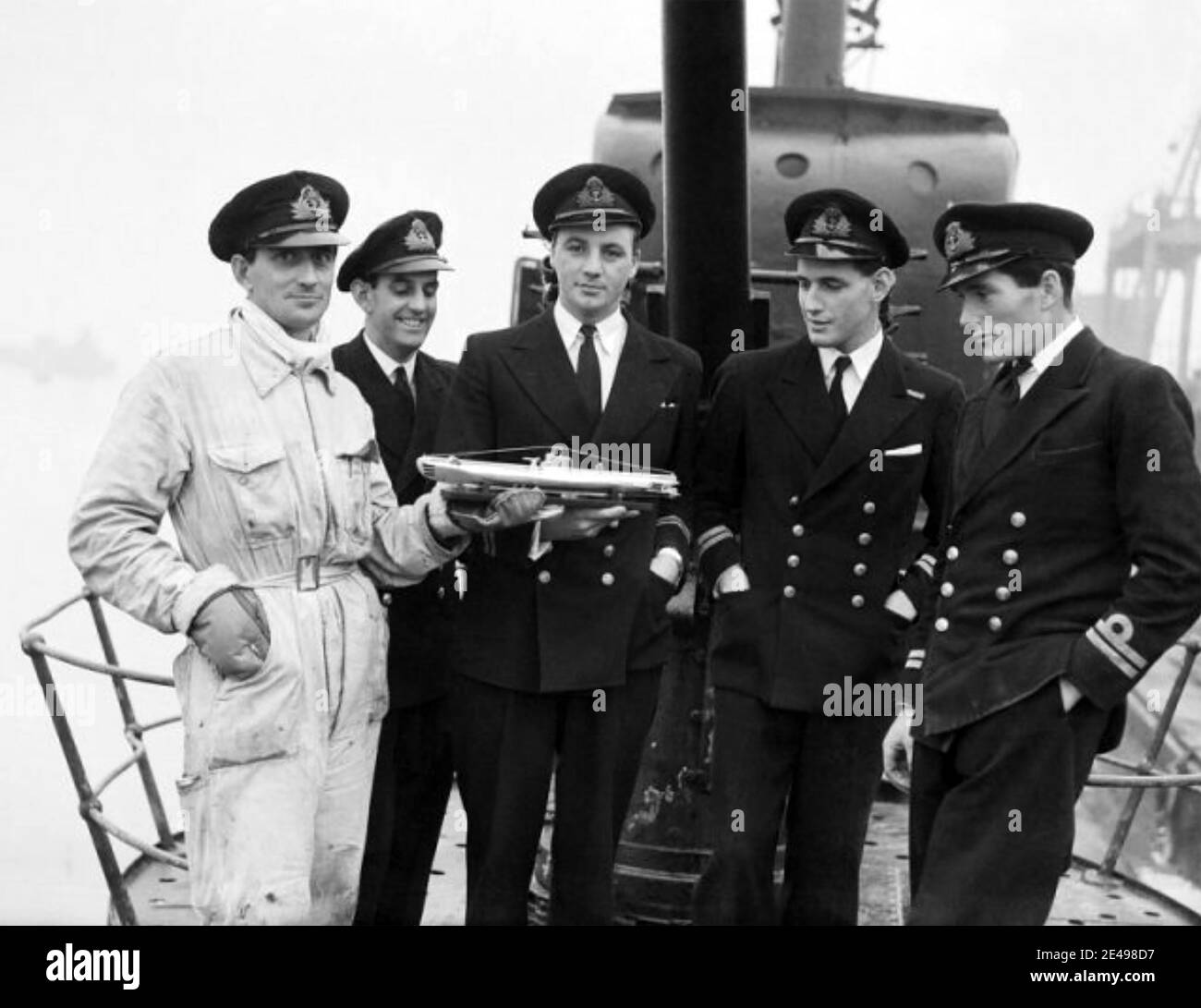 OPERATION HACKEAT die Offiziere von HMS Seraph (P219), dem U-Boot der S-Klasse, das im Dezember 1943 mit einem Modell ihres Unterboots für die Operation verwendet wurde. Während des 2. Weltkrieges führte sie mehrere Geheimdienstoperationen und Spezialoperationen durch, von denen die Operation Hackfleisch die berühmteste ist. Der Kommandant Norman Limbury Jewell (1913-2004) ist zweiter von rechts. Stockfoto
