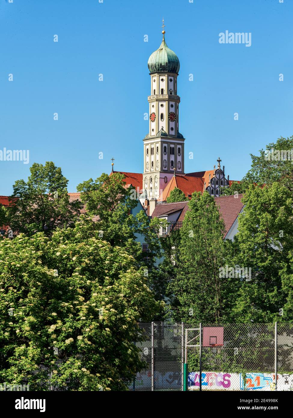 Basilika, katholische Kirche, Kirche, Kirchturm, Turm, Bäume, Graben, Lech-Kanal, Kanal, Kultstätte, Sehenswürdigkeit, historische Sehenswürdigkeit, historische Altstadt, Altstadt Stockfoto