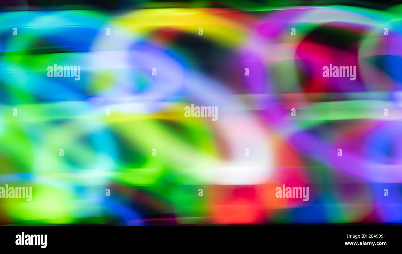 Abstrakte, lebendige Farbtöne, die durch LED-Lichtspuren erzeugt werden Stockfoto