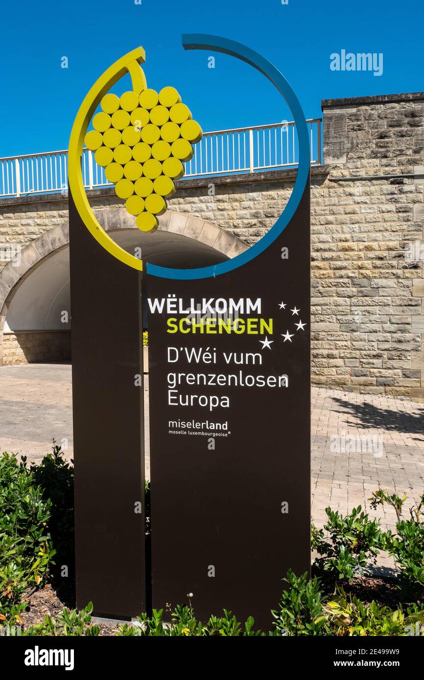 Ortsschild "Willkommen in Schengen, der Wiege des grenzenlosen Europas" in Schengen, Kanton Remich, Großherzogtum Luxemburg Stockfoto