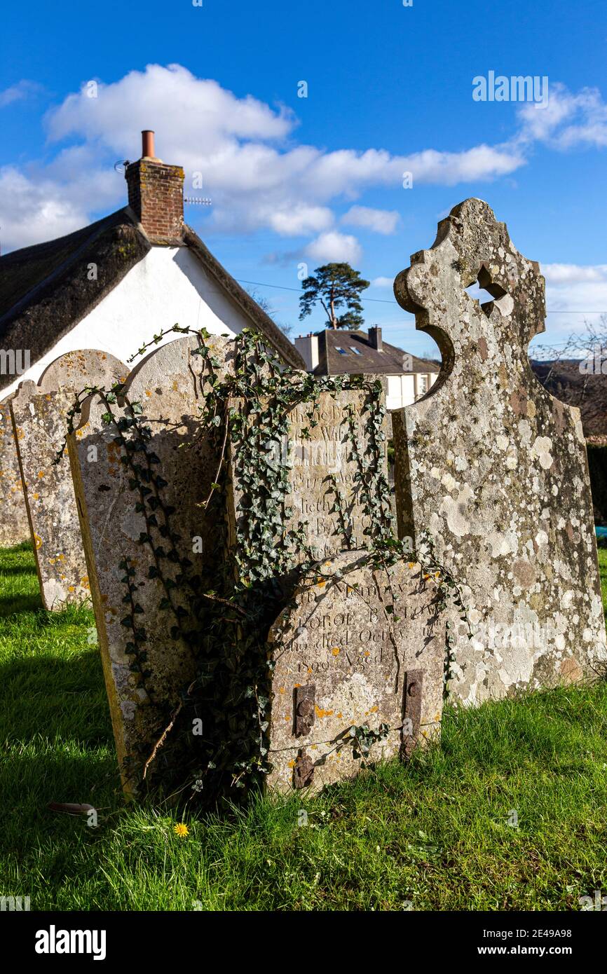 Antiker Grabstein, Britische Kultur, gebaute Struktur, Grabhügel, Kirche, Farbbild, Druidismus, Englische Kultur, Eingang, Ätherisches, berühmter Ort, Stockfoto