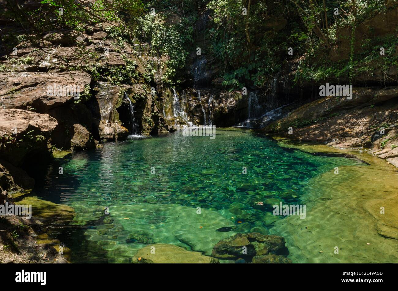 Blick auf den 'Poço Azul' (Blauer Brunnen) im 'Chapada das Mesas' Nationalpark, Maranhao State, Brasilien. Stockfoto