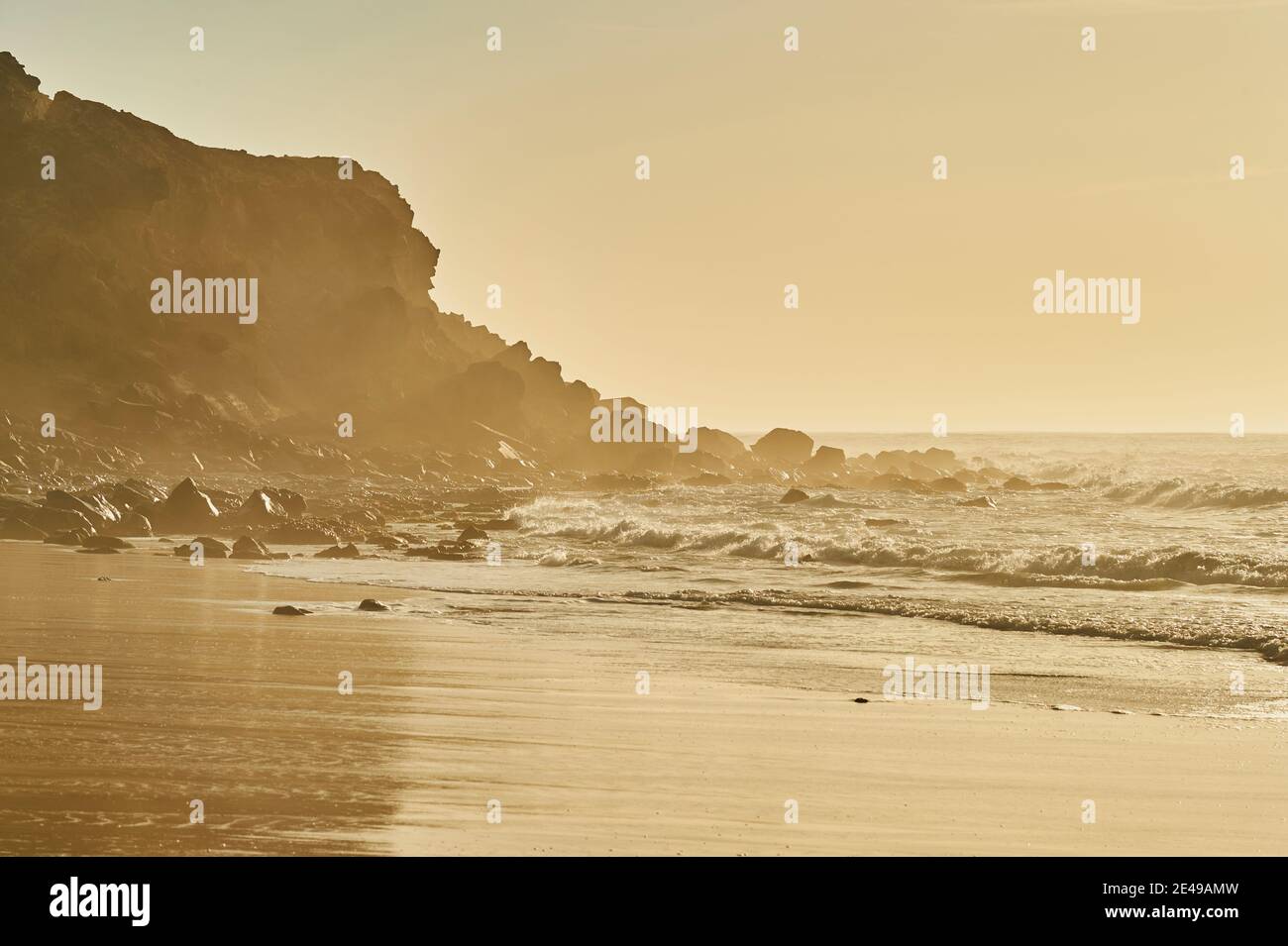 Strand mit Felsen bei Ebbe, Sonnenuntergang, von Playa del Castillo, Playa del Aljibe de la Cueva, Fuerteventura, Kanarische Inseln, Spanien Stockfoto