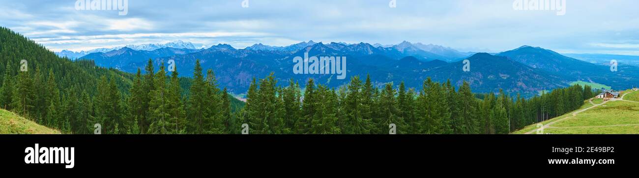 Blick auf die nördlichen Kalkalpen von der mittleren Hörnle, Hörnlealm, Hörnle, Ammergauer Alpen, Bad Kohlgrub, Pfaffenwinkel, Oberbayern, Bayern, Deutschland Stockfoto