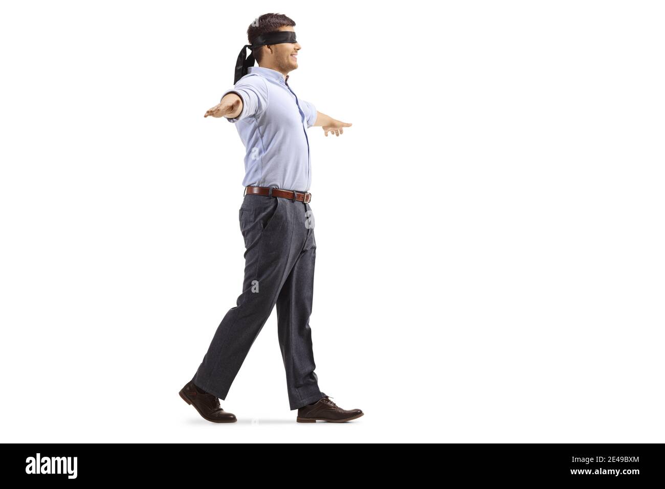 Ganzkörperaufnahme eines professionellen Mannes mit Augenbinde zu Fuß Und Ausbreitungsarme isoliert auf weißem Hintergrund Stockfoto