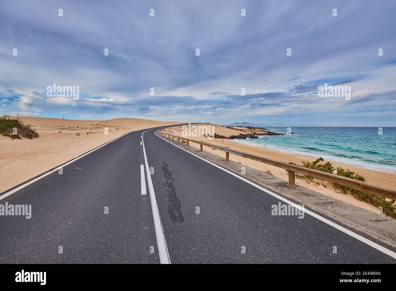 Straße neben dem Strand von Playa del Moro, Fuerteventura, Kanarische Inseln, Spanien Stockfoto