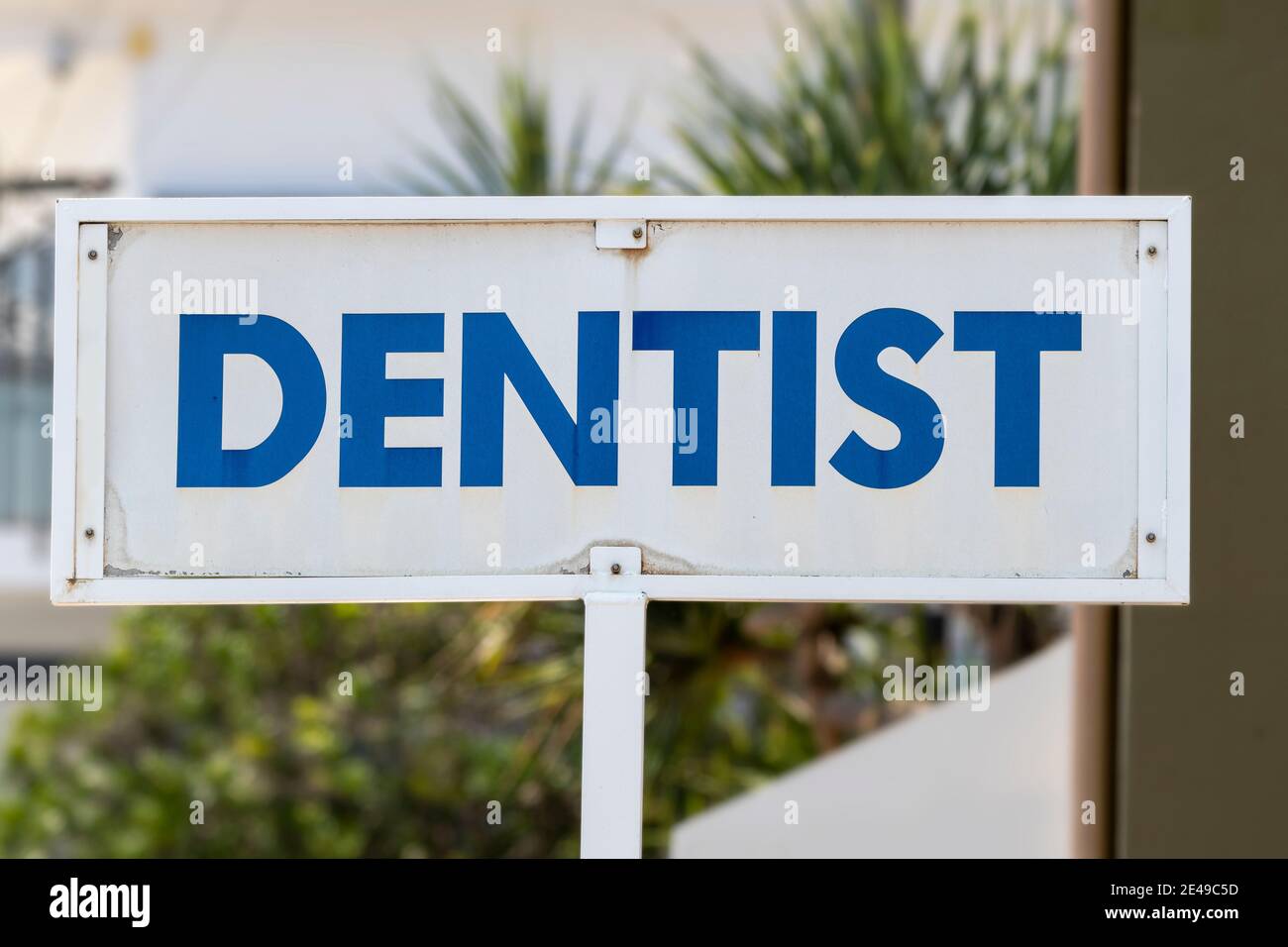 Zahnarzt Schild vor dem Praktizierenden in fett blau und weiß Stockfoto