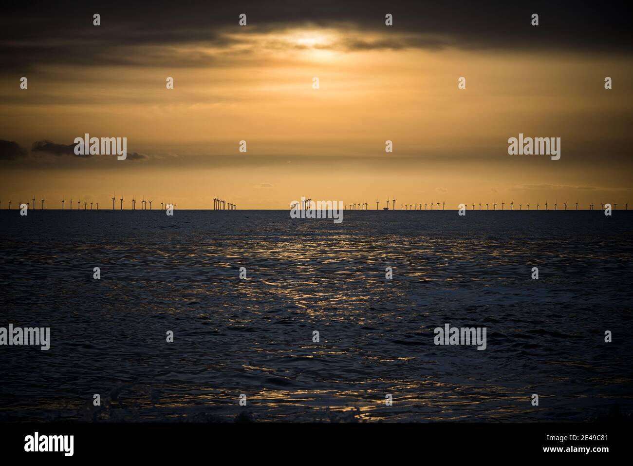 Offshore-Windpark über dem Wasser in der Dämmerung Stockfoto