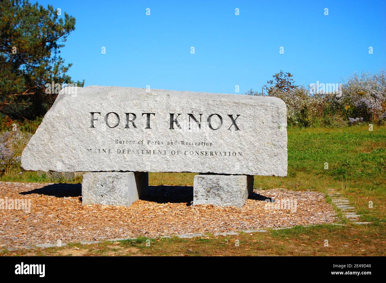 Eingangsstein zur Fort Knox State Historic Site in Prospect, Maine, USA. Stockfoto