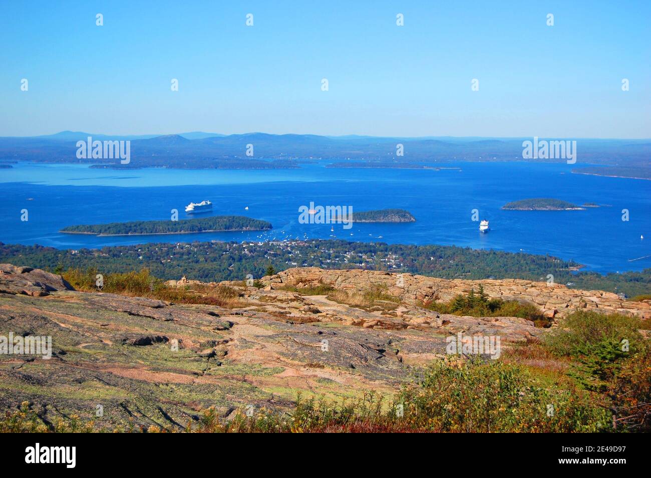 Spitze des Cadillac Peak mit Herbstlaub im Acadia National Park, Maine ME, USA. Stockfoto