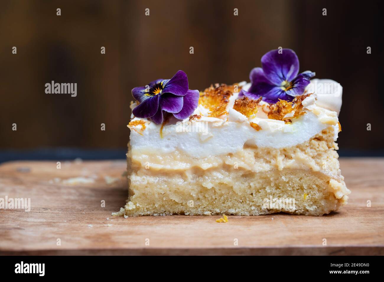 Zitronenkuchen mit knuspriger Zitronenschale Stockfoto