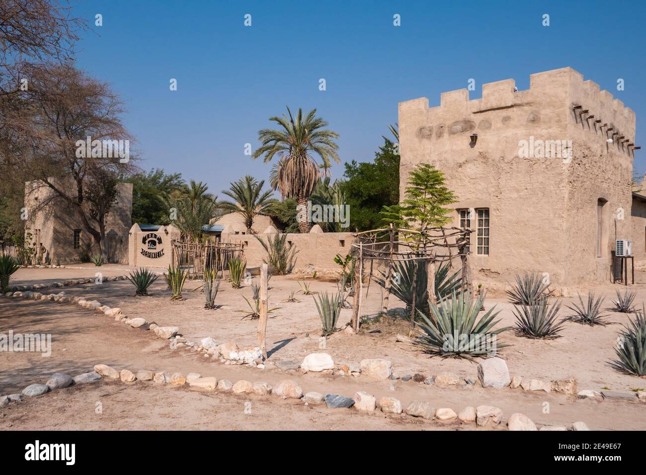 Sesfontein, Namibia - Juli 25 2020: Fort Sesfontein Hotel und Lodge in Namibia, Afrika, eine alte Festung, erbaut von der deutschen Schutztruppe Kolonialarmee Stockfoto