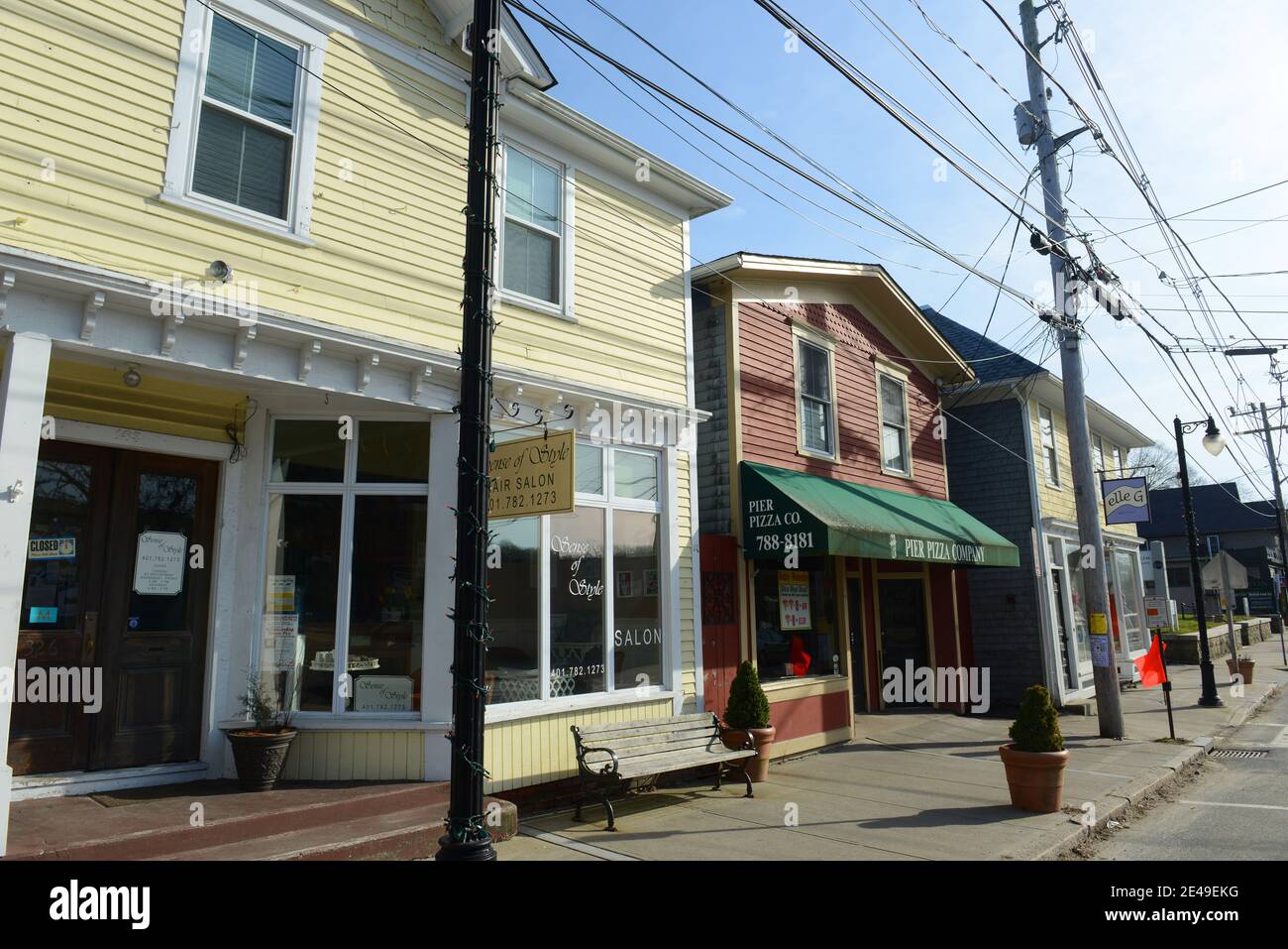 Historisches Gebäude an der Hauptstraße im Dorfzentrum von Wakefield, South Kingstown, Rhode Island, USA. Stockfoto