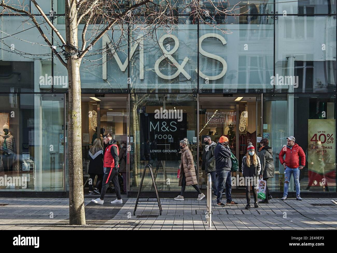 Belfast, Großbritannien. Dezember 2022. Kunden betreten Marks & Spencer Store. Kredit: SOPA Images Limited/Alamy Live Nachrichten Stockfoto