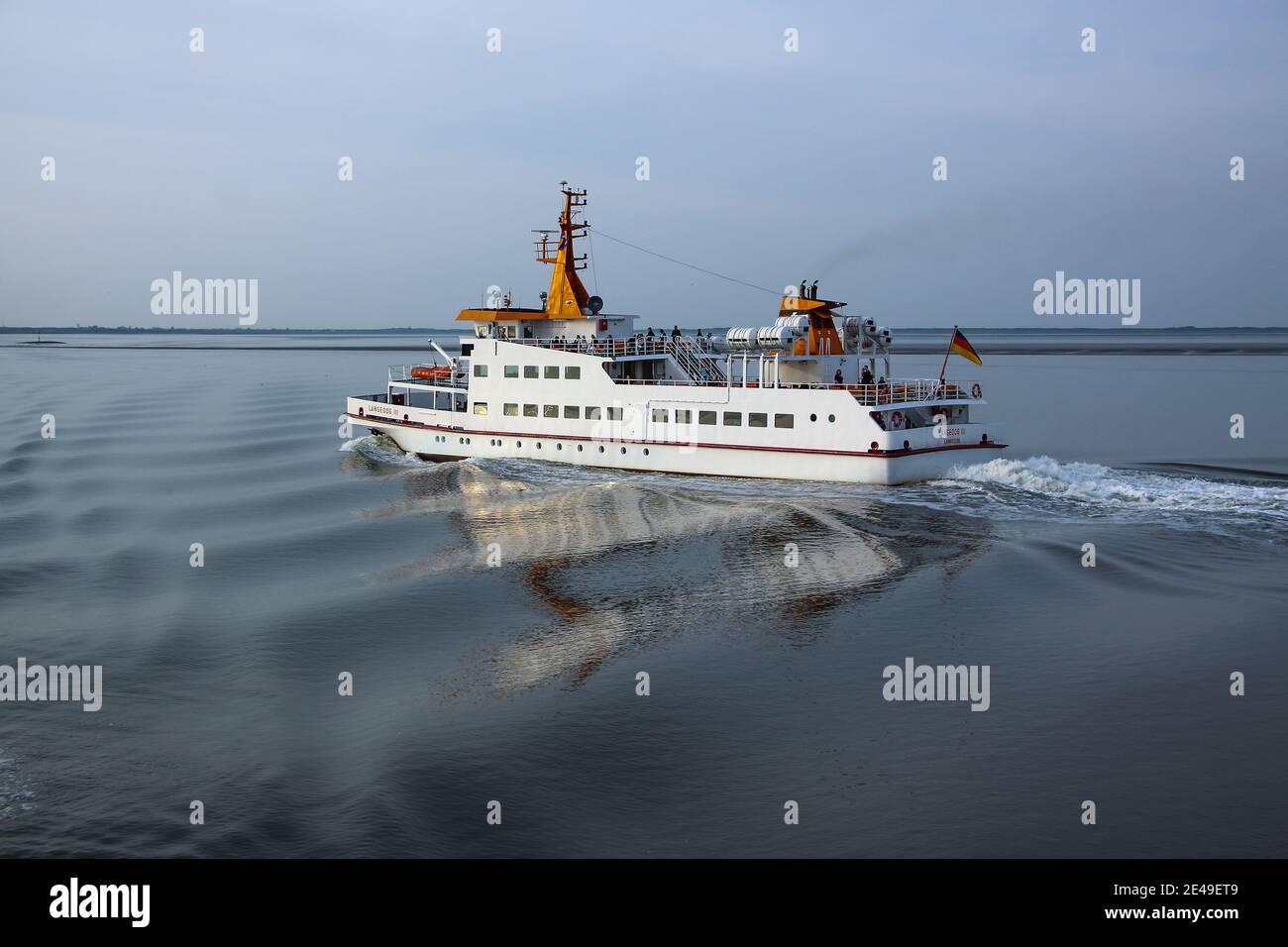 Die Langeoog III ist eine der beiden Hauptfähren, die zwischen der Nordseeinsel Langeoog und dem Festlandhafen Bensersiel verkehren. Stockfoto