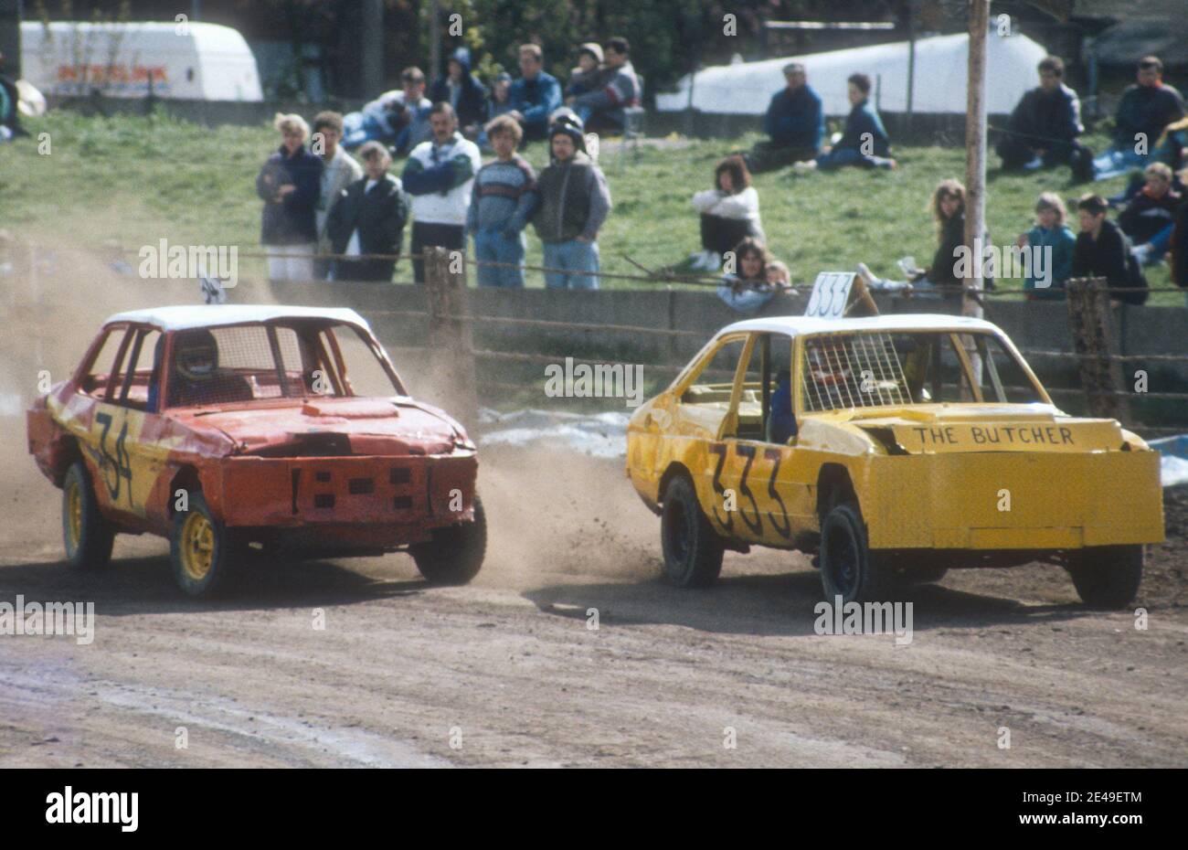 1990 Long Eaton Stadium - Stock-Car-Rennen im historischen Long Eaton Stadium. Das Long Eaton Stadium, früher der Recreation Ground, war ein Mehrzweck-Sportplatz in Long Eaton, Derbyshire, der Cricket, Radfahren, Fußball, Windhundrennen und Speedway inszenierte. Neben dem Speedway, der Boden auch Gastgeber Stock Car Racing, zu einem der wichtigsten Veranstaltungsorte in Großbritannien.das Stadion geschlossen im Jahr 1997. Nach seiner Schließung wurde der Boden verödet. Im Juni 2010 zogen Bulldozer ein, um den Platz für den Wohnungsbau zu räumen. Long Eaton, Derbyshire, England, GB, Großbritannien, Europa Stockfoto