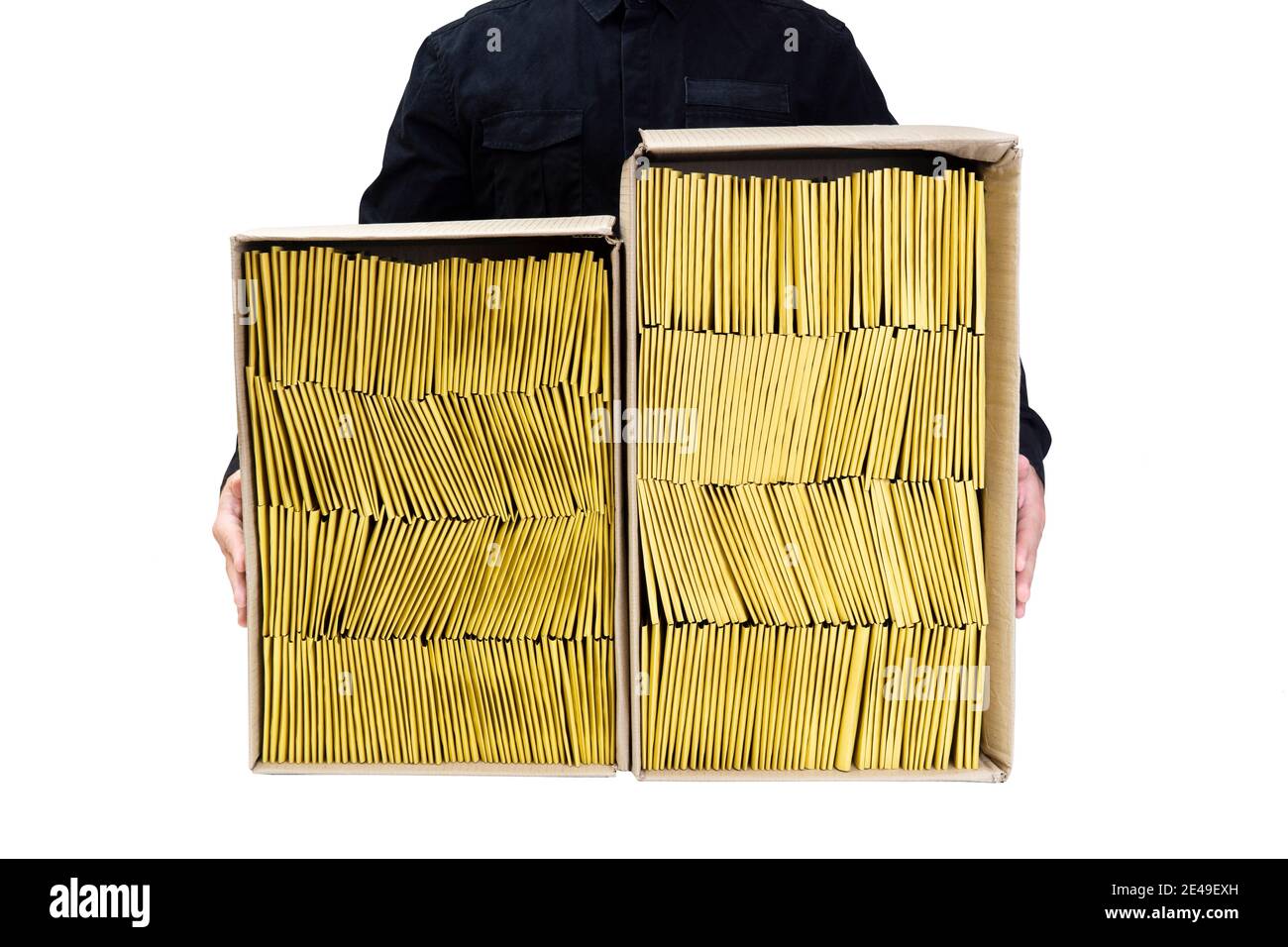 Mann in schwarzer Uniform hält zwei Kartons mit gelb gepolsterten Luftblasenumschlägen unterschiedlicher Größe isoliert auf weiß. Stockfoto