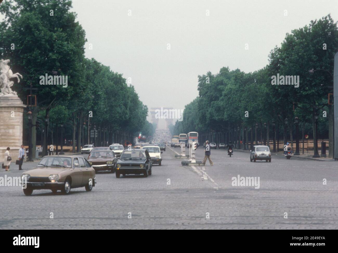 1982 Paris Frankreich - Verkehr auf der Avenue des Champs-Élysées Einfahrt in den Place de la Concorde - die Avenue des Champs-Élysées ist eine Avenue im 8. Arrondissement von Paris, Frankreich, 1.9 Kilometer (1.2 mi) lang und 70 Meter (230 ft) breit, Zwischen dem Place de la Concorde und dem Place Charles de Gaulle, wo sich der Arc de Triomphe befindet, Paris, Frankreich, EU, Europa Stockfoto