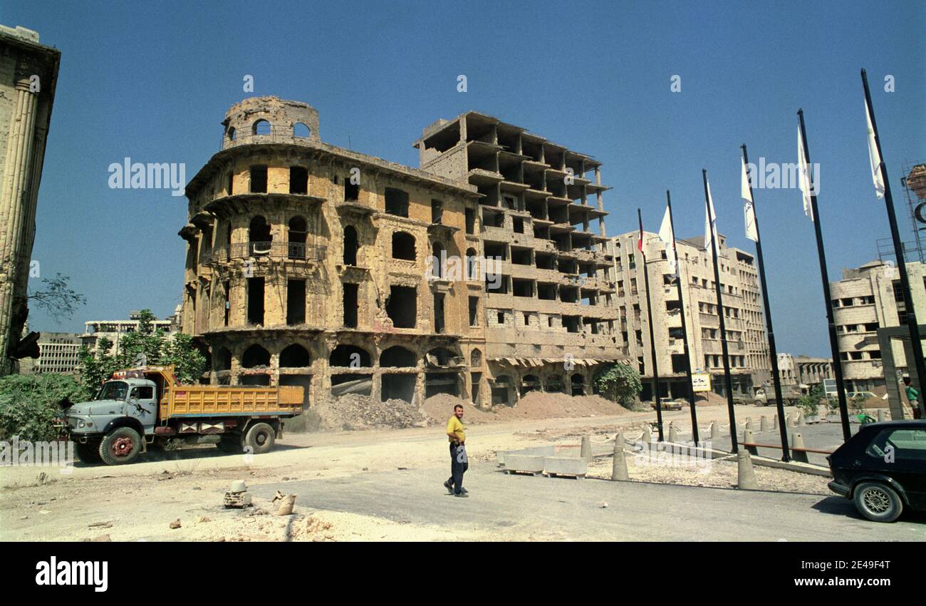 18. September 1993 Gefechtsvernarbte Gebäude auf dem Märtyrerplatz in Beirut. Stockfoto