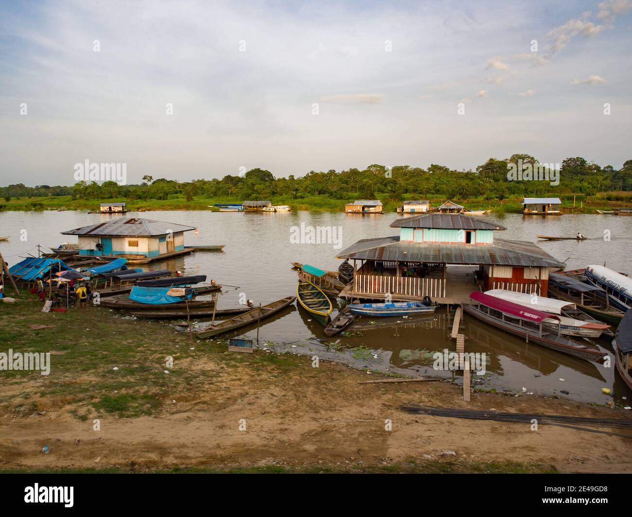 Caballococha, Peru - 11. Dez 2017: Kleine Stadt mit dem Hafen am Ufer des Amazonas auf dem Weg von Santa Rosa nach Iquitos. Amazonien. Südamerika Stockfoto