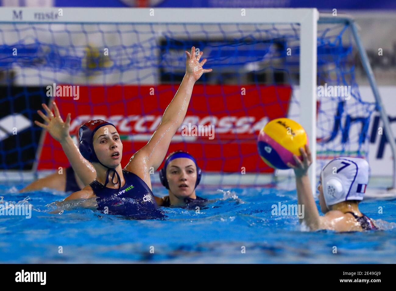 TRIEST, ITALIEN - JANUAR 22: Rita Keszthelyi aus Ungarn, Juliette Marie Dhalluin aus Frankreich während des Spiels zwischen Frankreich und Ungarn bei den Olympischen Wasserball-Spielen der Frauen im Bruno Bianchi Aquatic Center am 22. Januar 2021 in Triest, Italien (Foto: Marcel ter Bals/Orange Pictures/Alamy Live News) Stockfoto