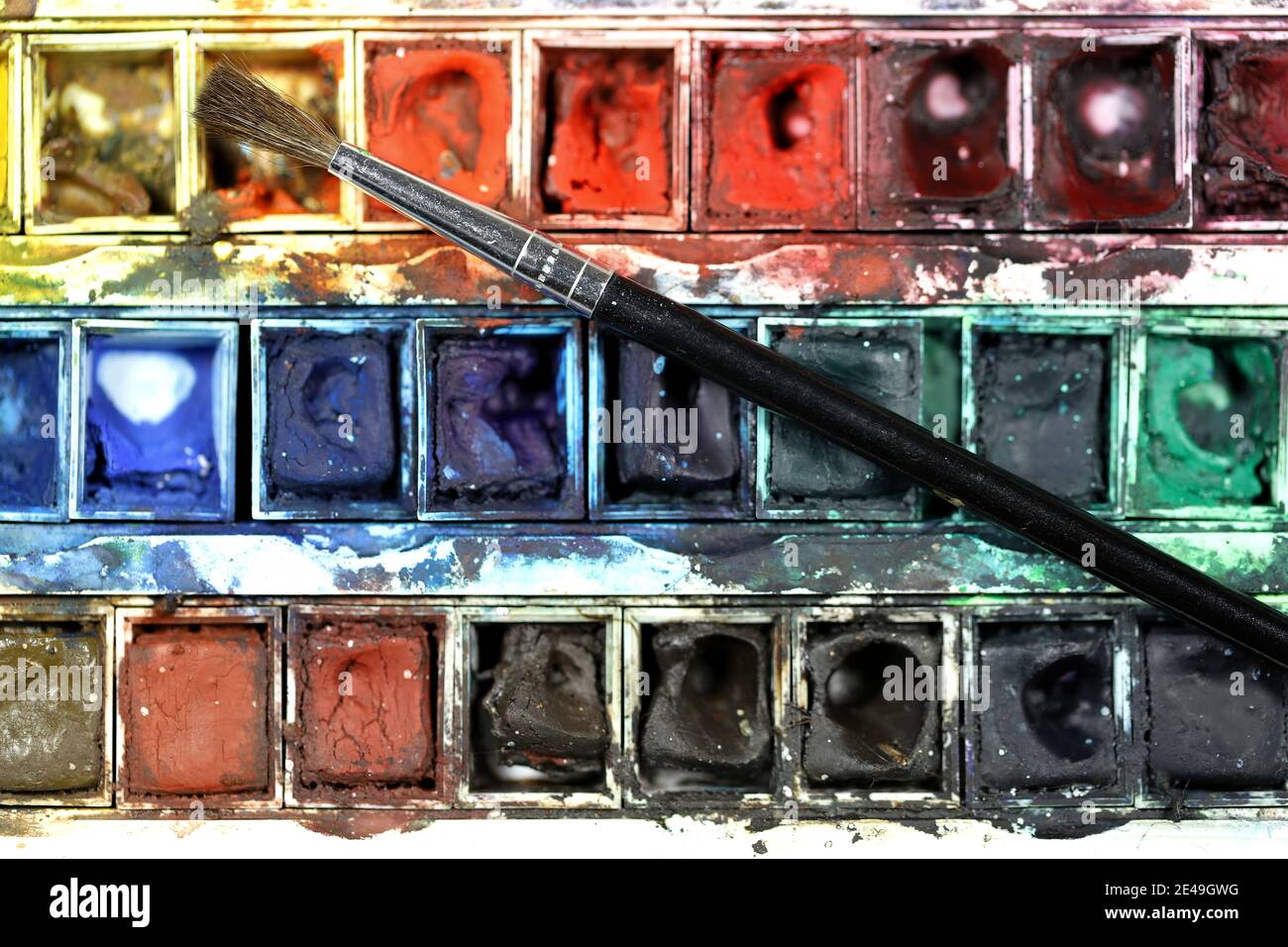 Pinsel auf gut gebrauchten halb Pfanne Aquarell-Box Stockfoto