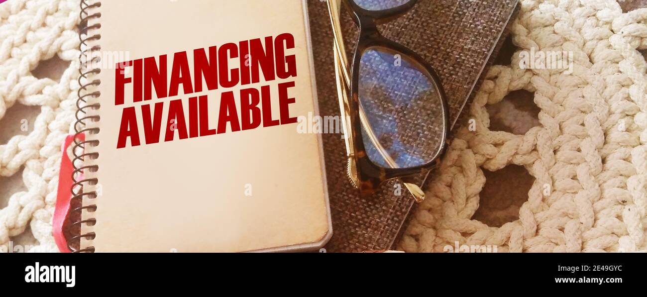 Finanzielle verfügbare Wörter auf dem Cover auf Notebook, Brille und Stift. Business-Konzept für Einkommen Geld Plan. Stockfoto