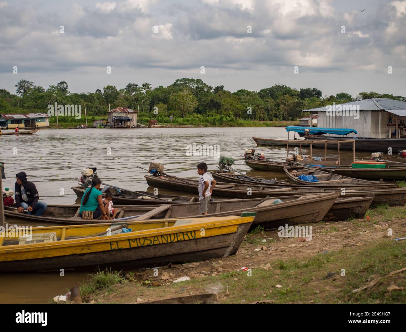 Caballococha, , Peru - 11. Mai 2016: Viele traditionelle, indische Boote am Ufer des Amazonas. Amazonien. Südamerika. Stockfoto