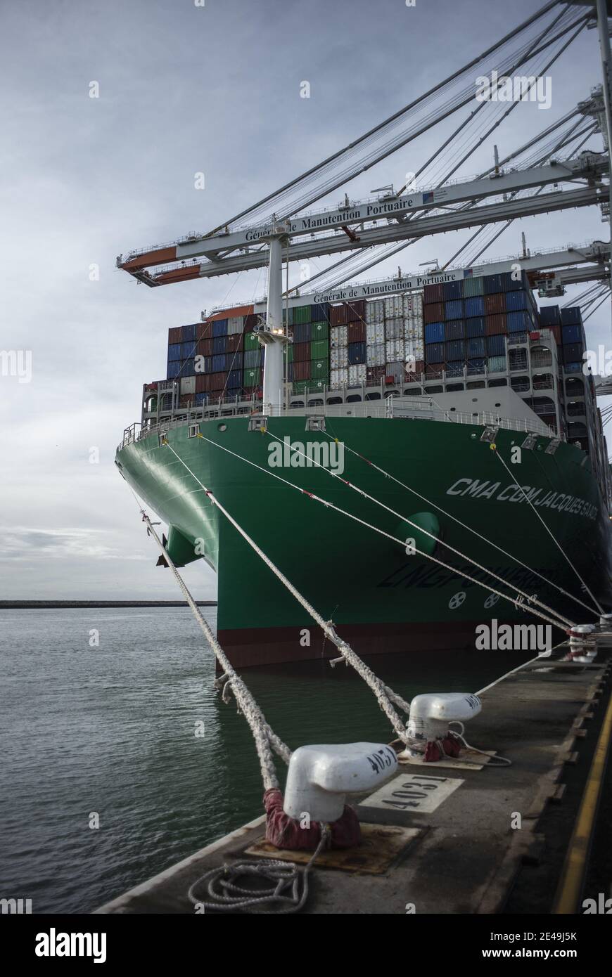 Dieses Bild zeigt Container, die sich auf dem Containerschiff 'CMA CGM Jacques Saade' bewegen, das am 22. Januar 2021 im Hafen von Le Havre im Nordwesten Frankreichs festgemacht wurde. Foto von ELIOT BLONDT/ABACAPRESS.COM Stockfoto