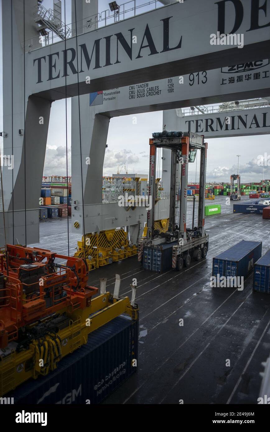 Dieses Bild zeigt Container, die sich auf dem Containerschiff 'CMA CGM Jacques Saade' bewegen, das am 22. Januar 2021 im Hafen von Le Havre im Nordwesten Frankreichs festgemacht wurde. Foto von ELIOT BLONDT/ABACAPRESS.COM Stockfoto