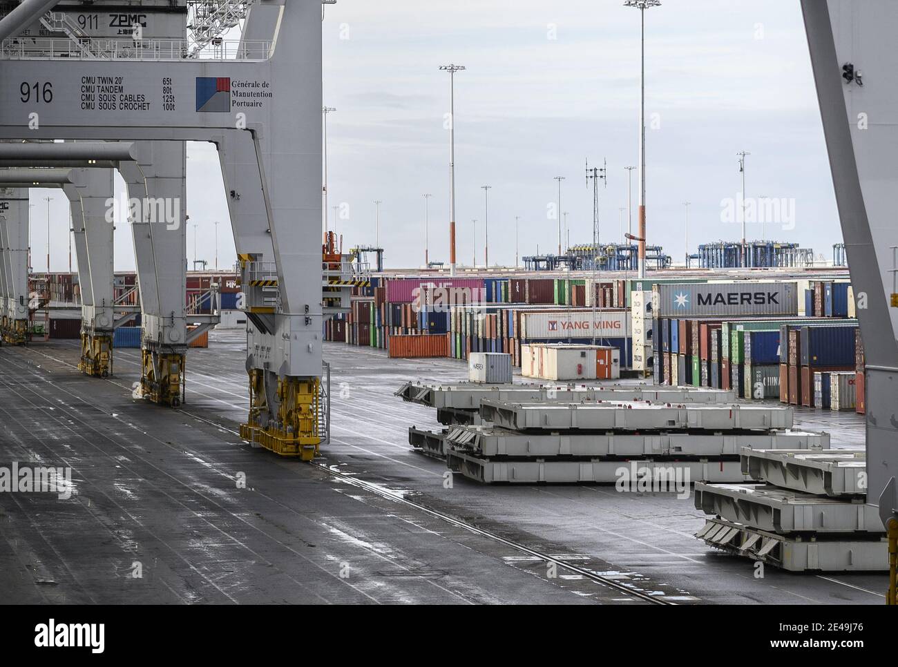 Dieses Bild zeigt Container, die sich auf dem Containerschiff 'CMA CGM Jacques Saade' bewegen, das am 22. Januar 2021 im Hafen von Le Havre im Nordwesten Frankreichs festgemacht wurde. Foto von ELIOT BLONDT/ABACAPRESS.COM Stockfoto