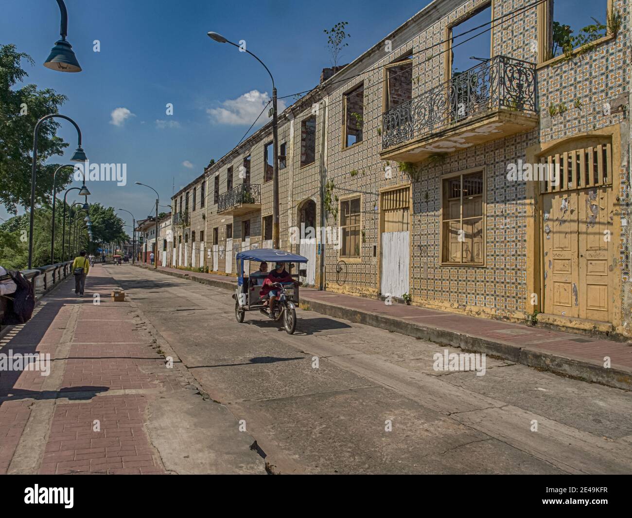 Iquitos, Peru- 14. Dezember 2017: Verfallene Kolonialhäuser mit Keramikfliesen an einer Straße in einer kleinen Stadt mitten im Amazonasdschungel, Stockfoto