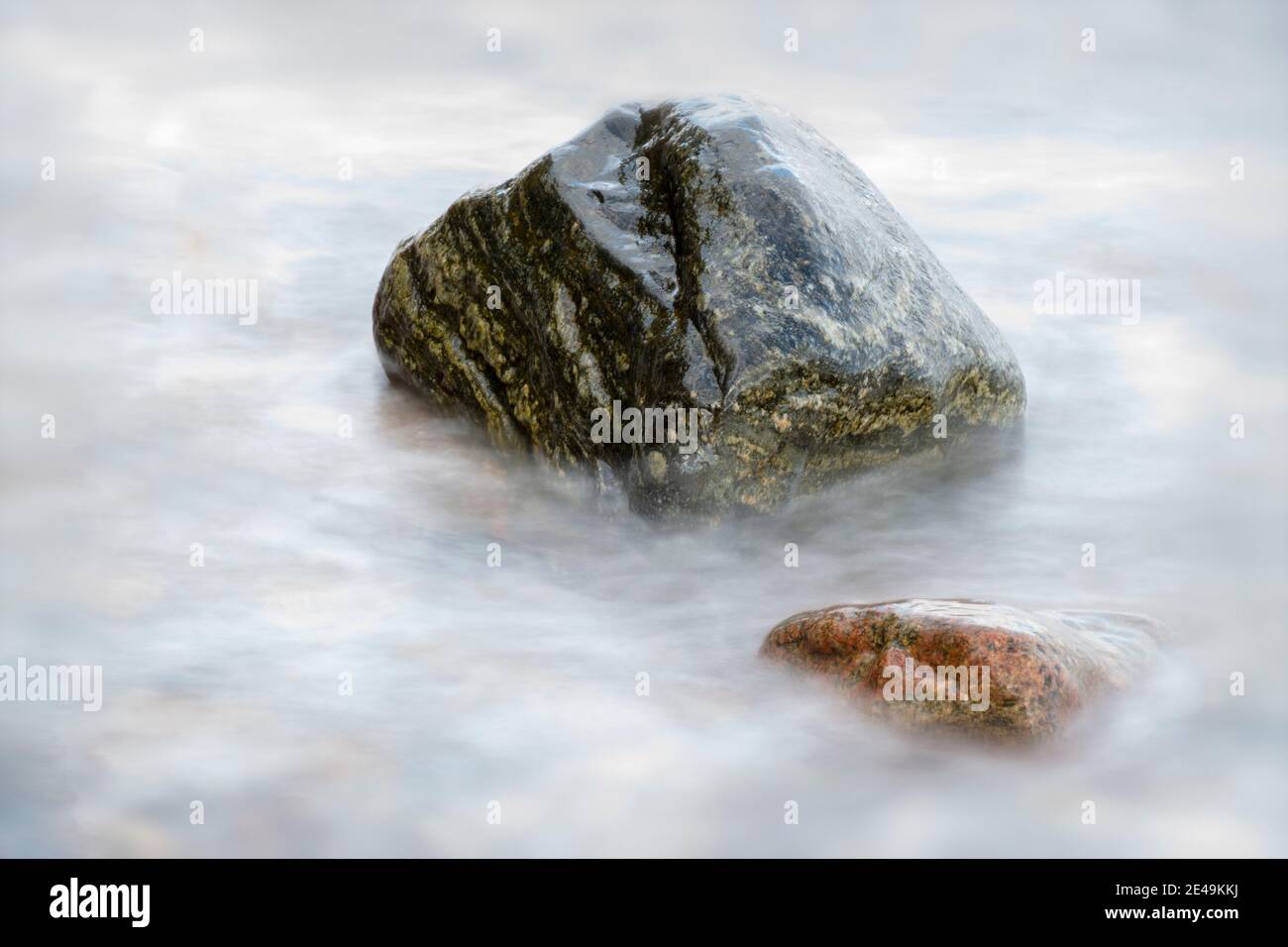 Stein im Meer von Röm in Dänemark Stockfoto