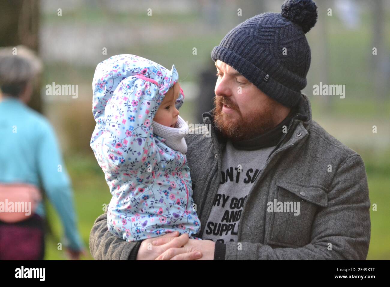 Vater Und Tochter Zeit Im Park - Eingehüllt Für Winter - Eltern und Kind - Sussex - UK Stockfoto