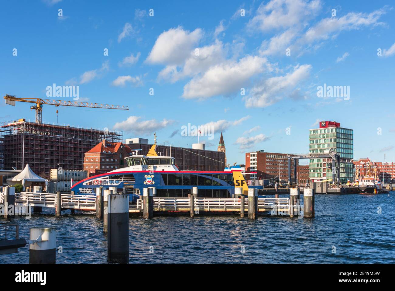 Kieler Hafen, die Kieler Hörn mit Bahnhofsbrücke und der 'MS Gaarden' der Kieler Förderschiffahrt Stockfoto