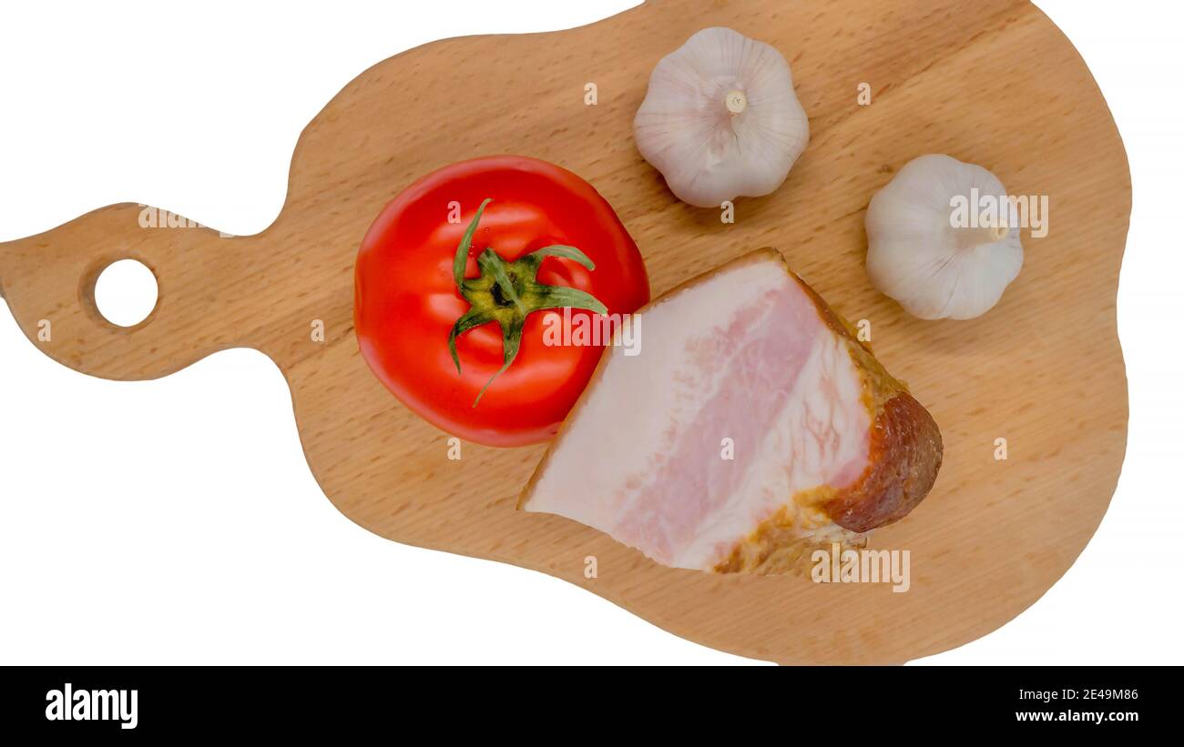 Gemüse mit Speck auf einem Tablett isoliert auf weißem Hintergrund, Tomaten in Knoblauch und Fleisch, Lebensmittel auf einem Tablett Stockfoto