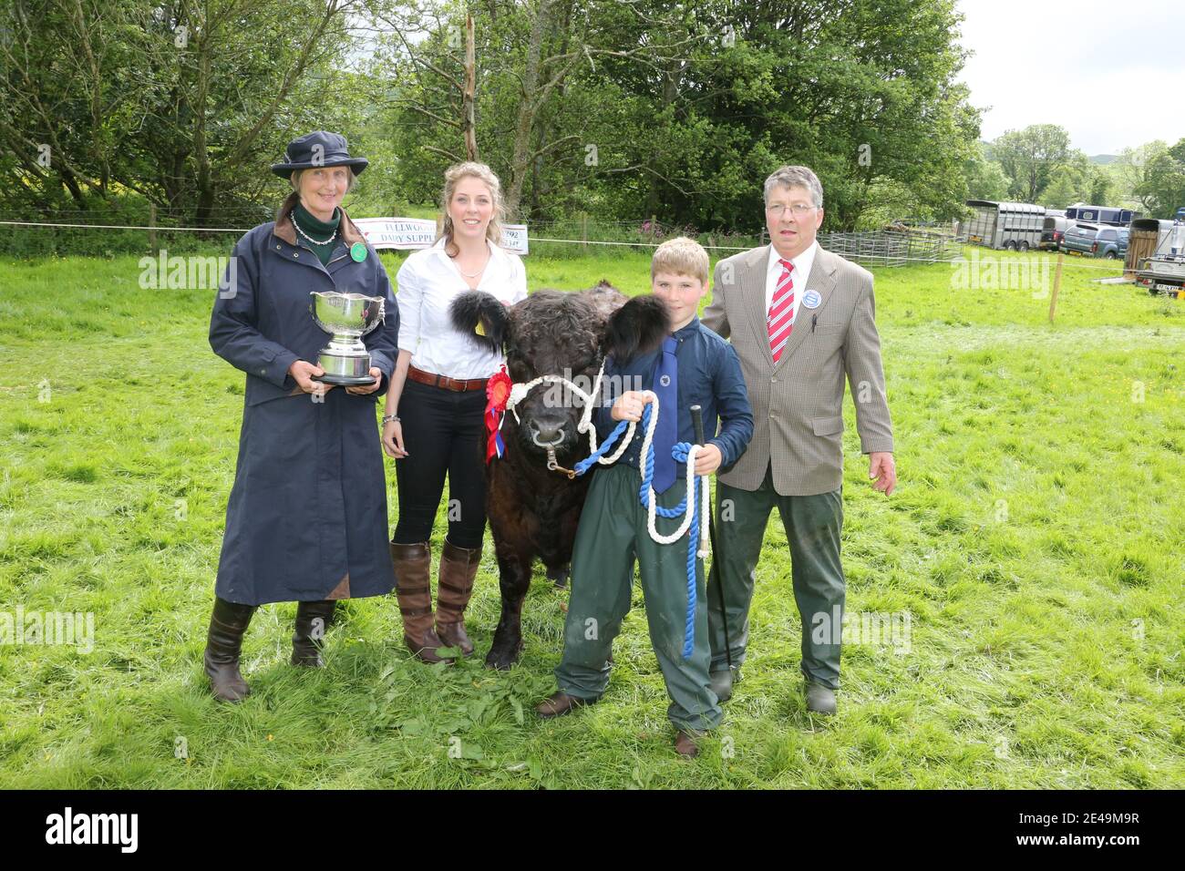 Straiton, Ayrshire, Schottland, Großbritannien 10. Juni 2017. Lokale landwirtschaftliche Show. Calum Cook von Glenburn Farm Girvan (12) mit 17mter Färse Bluebell von Glendoune gewann eine reine Rasse Galloway den Champion of Champions. Hier mit der Show-Sekretärin Alice Allan, der Richterin Mary McCall-Smith und dem Präsidenten Robert Allan Stockfoto