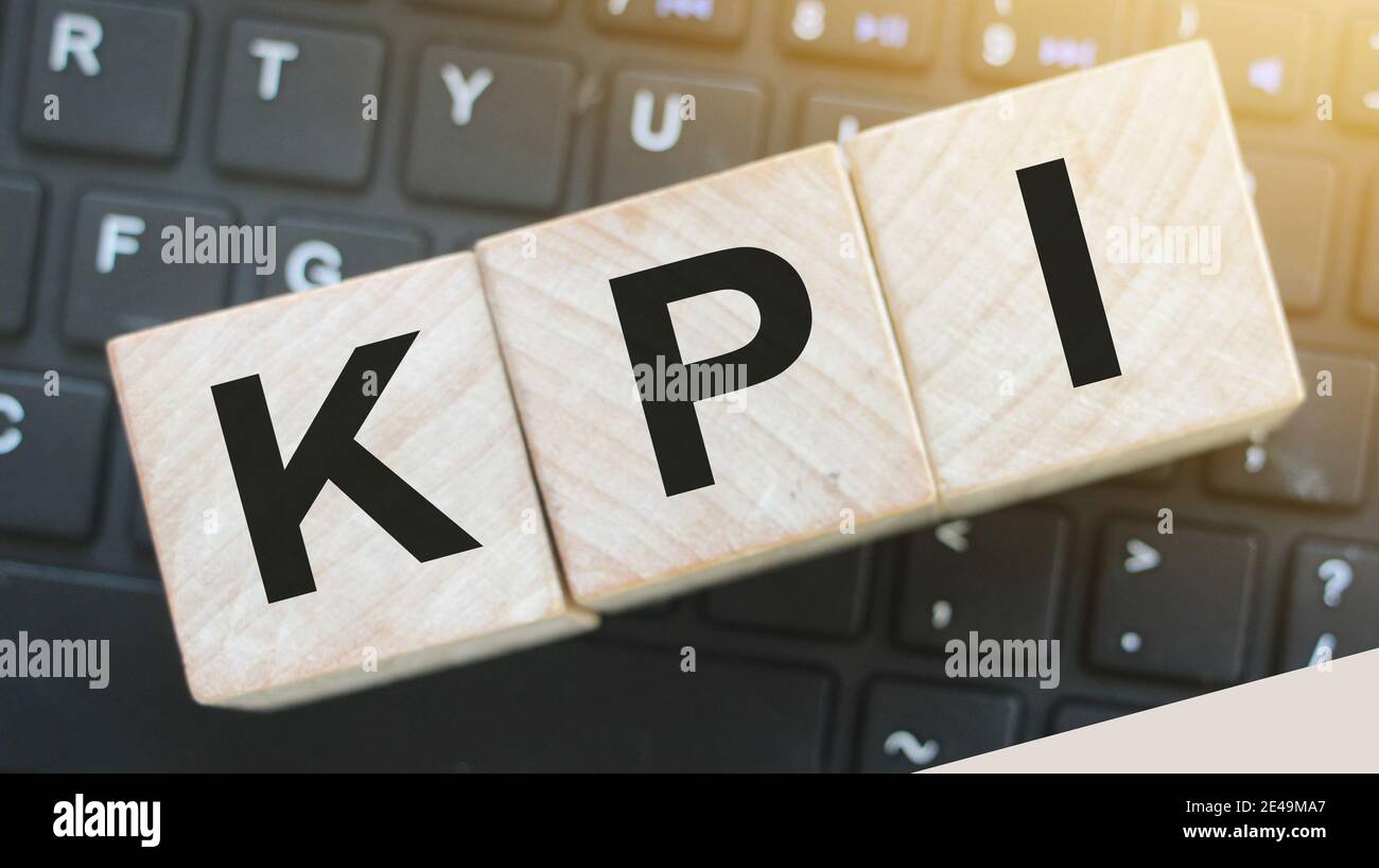KPI-Buchstaben auf Holzwürfeln. Geschäftskonzept Key Performance Indicator. Stockfoto