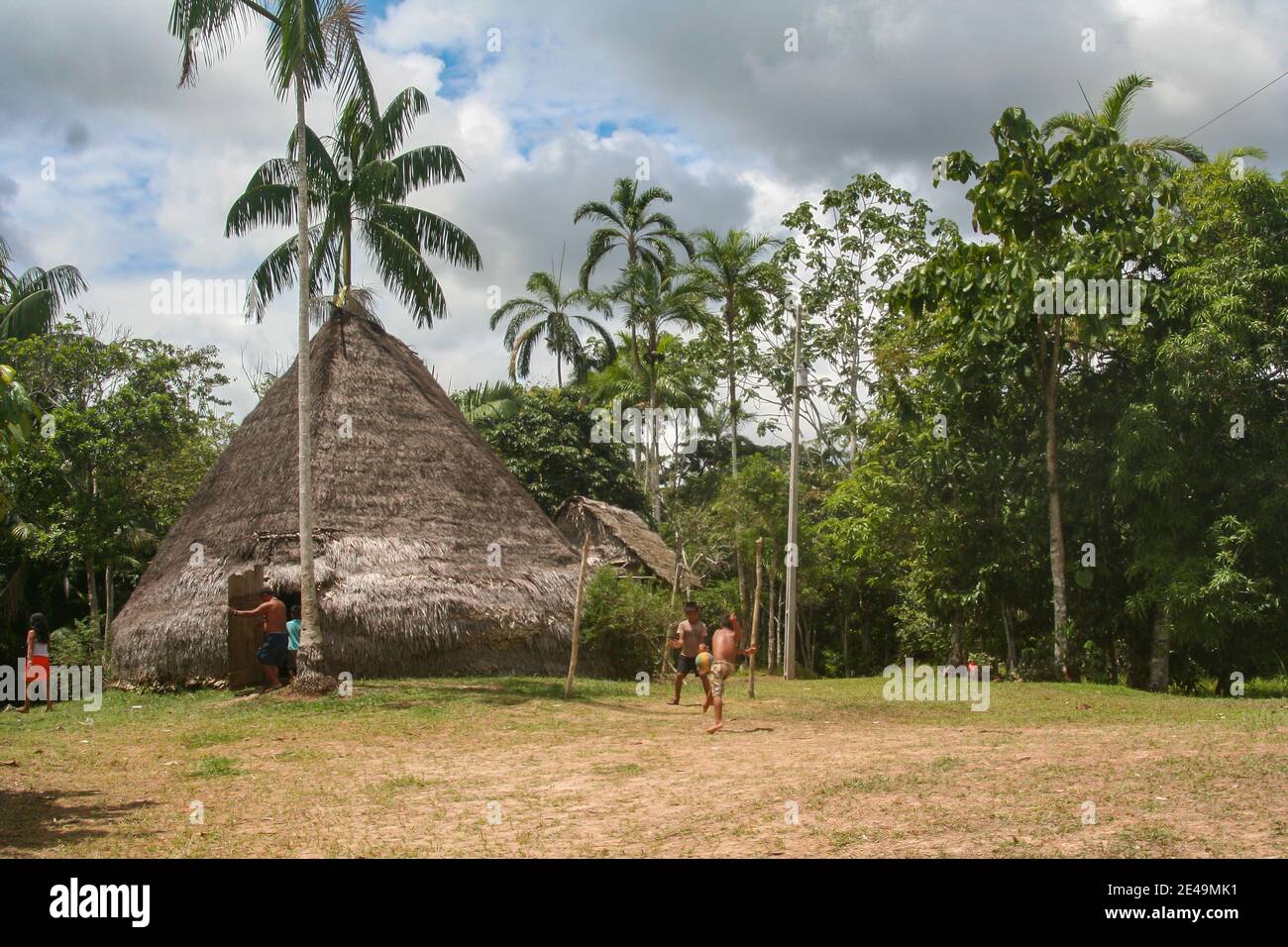 Atalaya do Norte, Brasilien - Nov 15 2013: Maloca im indischen Dorf. Vale do Javari Indigenous Territory. Amazonas, Amazonien, Südamerika. Stockfoto