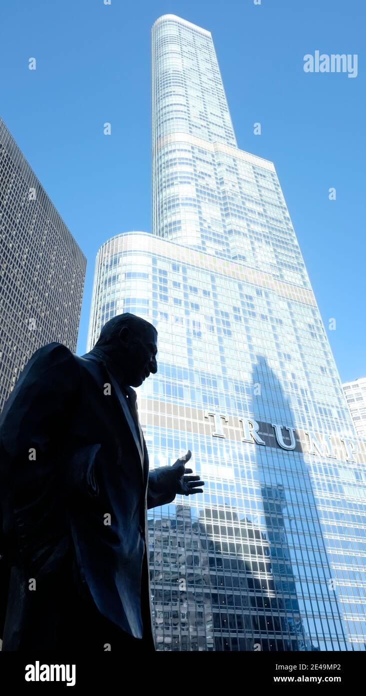 Chicago - Illinois. Statue von Irv Kupcinet mit Chicago Hochhäuser Stockfoto